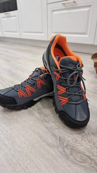 Продам трекинговую обувь