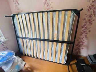 Отдам даром двуспальную кровать, полный комплект.