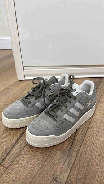 Продам кроссовки adidas