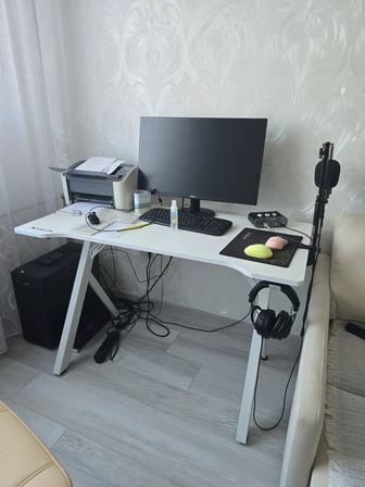 Продам стол компьютерный в отличном состоянии