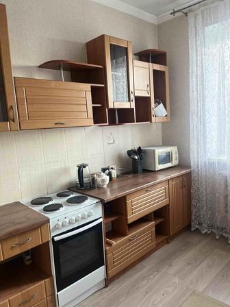 Продам кухонный гарнитур (без плиты)