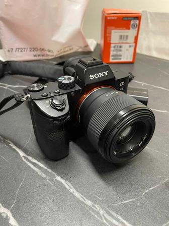 Продам Sony Alpha A7 III с объективом 50мм