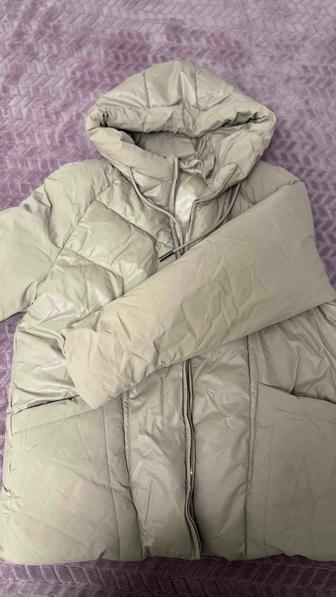 Утепленная женская куртка бежевого цвета, теплая и удобная