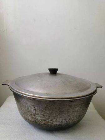 ПРОДАМ ДЁШЕВО казань, средний, (3л), 24х14х11 см, чугун, советский, бу