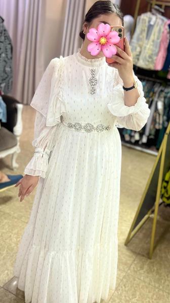 Нежное длинное платье с цветочным принтом
Белый цвет с розовыми цветами.