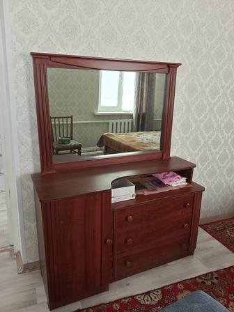 Продам комод с зеркалом.