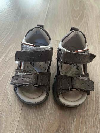 Продам сандали детские 21 размер