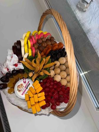 В наличии есть корзина из сухофруктов