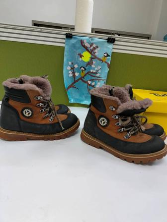 Продам Зима натуралка б.у.в отличном состояние детские сапоги,два размера.