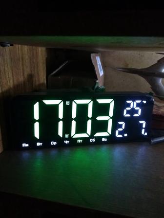 Продам часы электронные настольные новые в упаковке