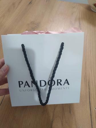 Pandora с подарочной упаковкой.