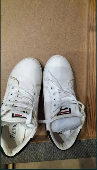 Продам недорого кроссовки в отличном состоянии