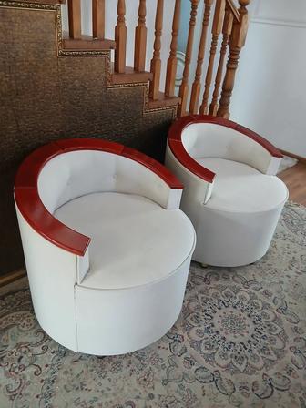 Продам стильный пуфик со спинкой