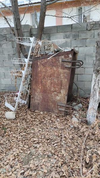 Продам железную бадью и дверь