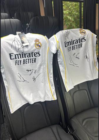 Футболка с автографами футболистов Реалмадрид