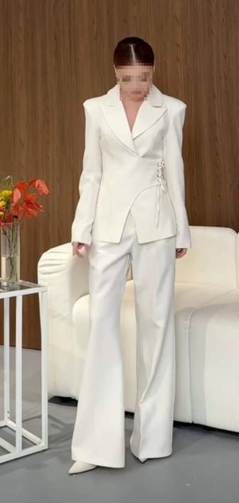 Белый костюм