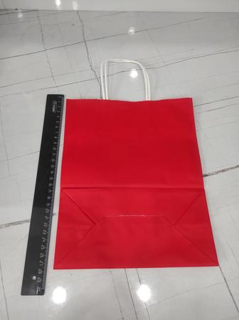 красный бумажный подарочный пакет