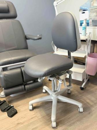 Педикюрное кресло мастера