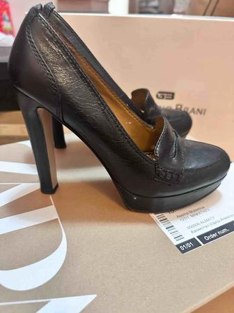 Лоферы на каблуке