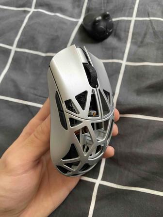Игровая компьютерная мышь Wlmouse Beast X Mini Pro с цельными боками.