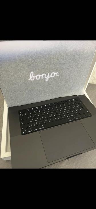 Ноутбук Apple MacBook Pro 16 2023 16.2 / 36 Гб / SSD 512 Гб / macOS / MRW6
