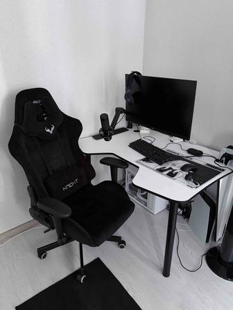 Геймерский комплект кресло VIKING KNIGHT LT20 стол DreamDesk Pro 12