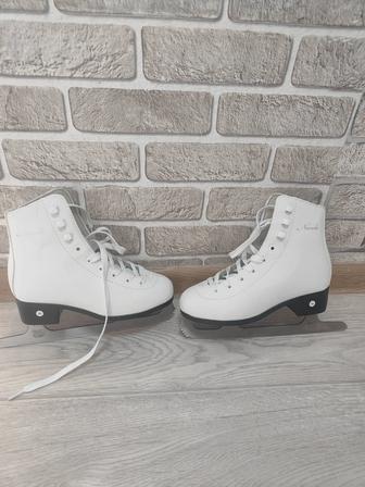 Коньки на девочку