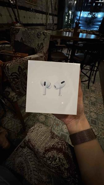 беспроводные наушники Apple AirPods Pro.