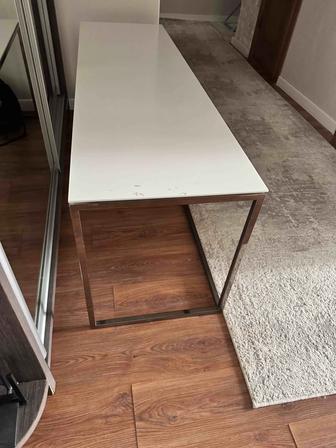 Стол с металлическими ножками.