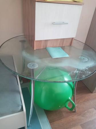 Стеклянный стол