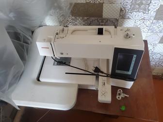 Вышивальная машина Janome Memory Craft 500E белый