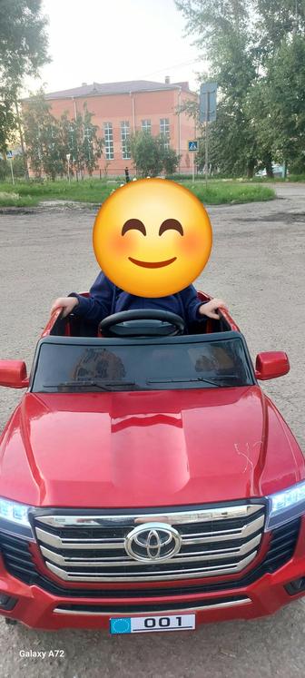 Продам машинку детскую