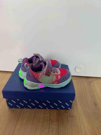 Продам детские кросовки