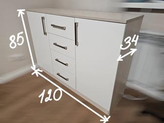 Комод из ЛДСП с белым фасадом и панелями цвета Светлый дуб