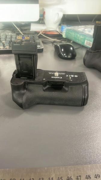 Батарейный блок Canon BG-E8