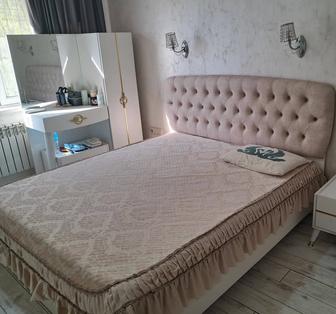 Кровать см с матрасом и 2 тумбами