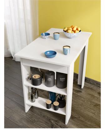 Стол с посудой