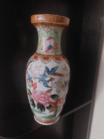 Продается ваза 1999 годов..высота 40 сантиметров..винтажный рисунок