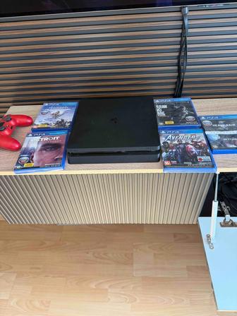 Sony PlayStation 4 Slim с 2 джойстиками и играми