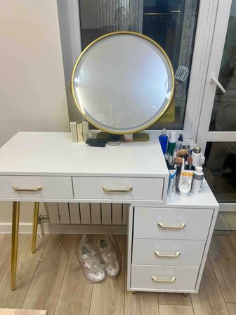 Продам туалетный столик