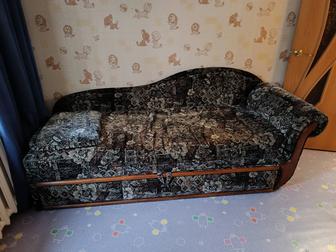 Старый диван, раскладывающийся