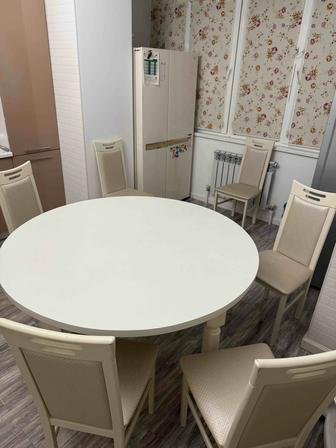 Стол из дерева со стульями