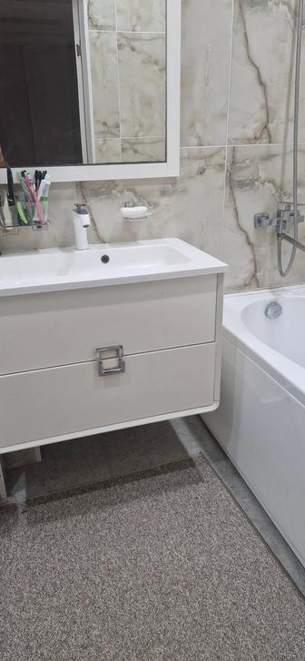 Раковина со шкафом. Унитаз. Ванна.