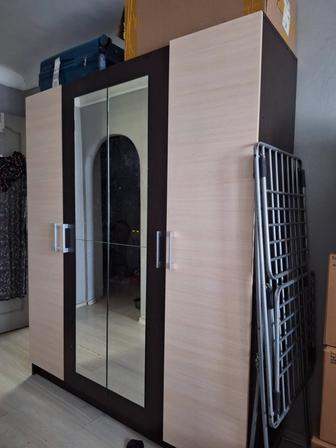 Продается шкаф с зеркалом