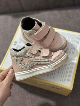 Продам детские ботинки