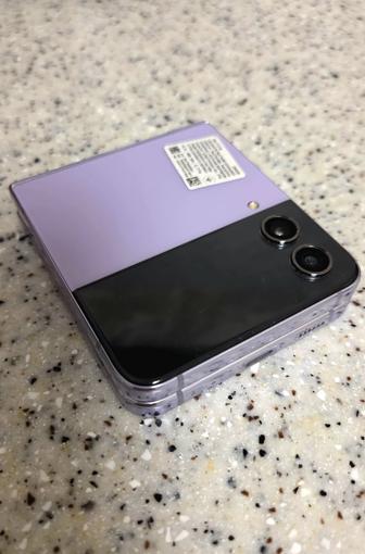 Продам смартфон Samsung Galaxy Z Flip 4