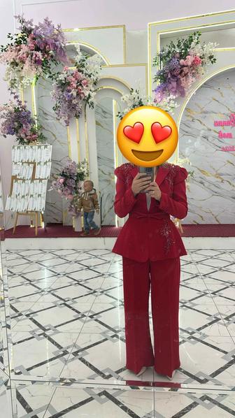 Продается стильный женский костюм