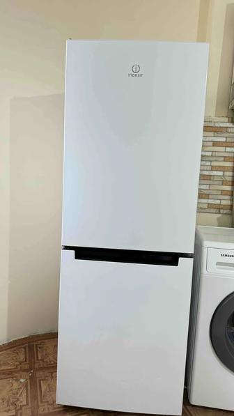 Холодильник Indesit