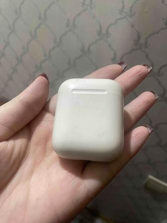 Продам оригинал кейс наушников AirPods