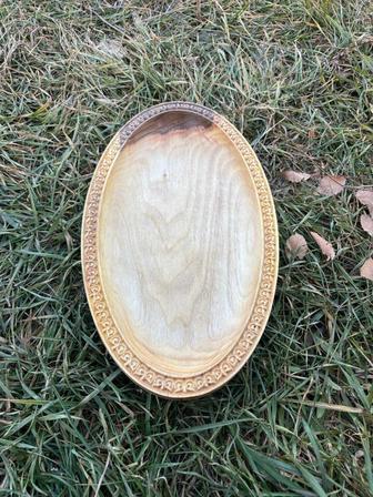 Тарелка из дерева из орехов